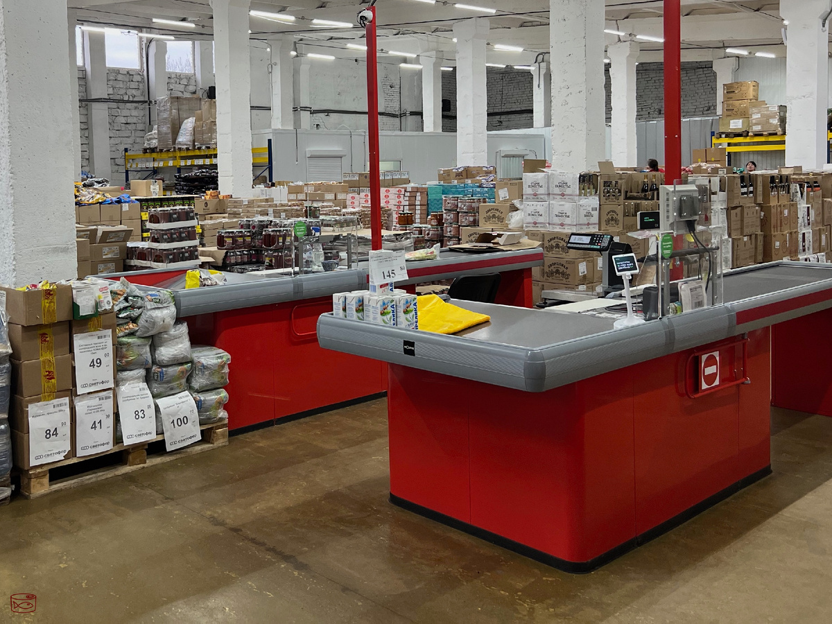 Кажется, что магазин без персонала, но на фото спрятались 2 сотрудника. Они разбирают товар, но не забывают и на вход посматривать