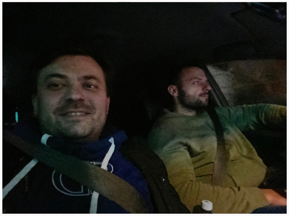 Фото из машины. Едем в аэропорт Домодедово, я, брат-за рулем, отец-на заднем сидении.