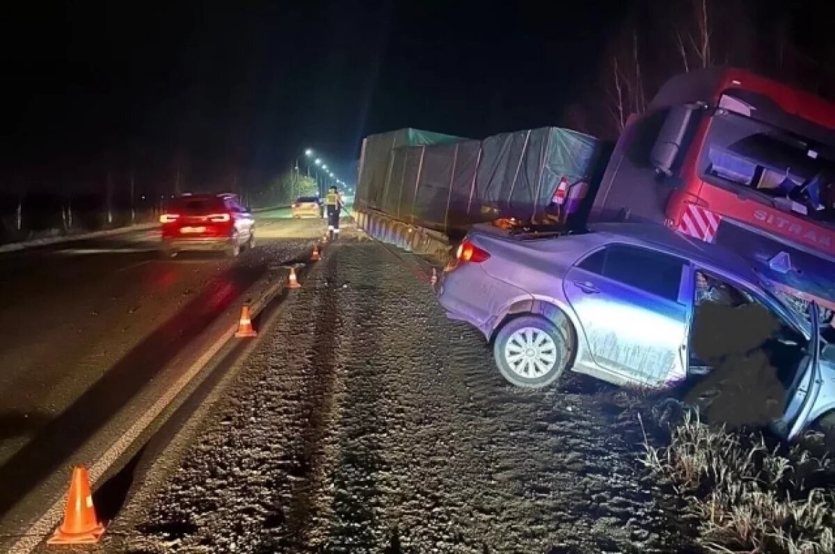    Два человека погибли при столкновении легковушки с фурой под Челябинском