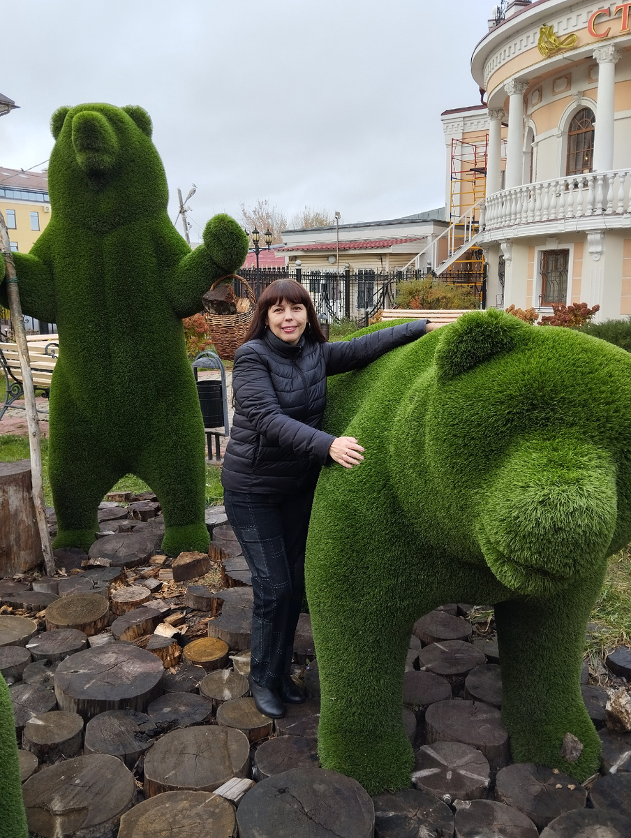 Всем привет 💖 Композиция из медведей около ресторана в Рыбинске, где мы обедали