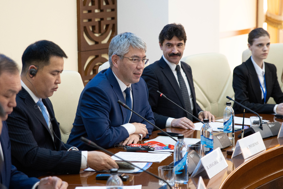 Алексей Цыденов подчеркнул важность Великого Чайного пути как нового бренда трех стран / Фото: правительство Бурятии