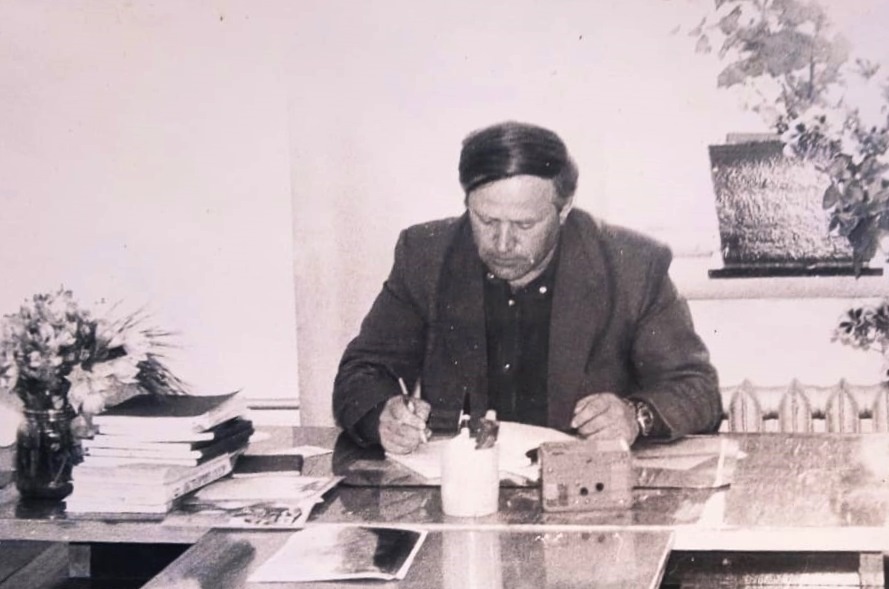 В Малиновскую школу Владимир Александрович пришел в 1969 году преподавателем физической культуры и НВП. В декабре 1984 года был назначен директором школы. В этой должности работал до 1999 года.