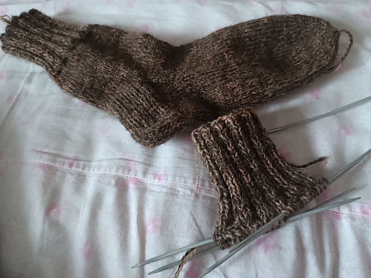 Третью пару довязываю