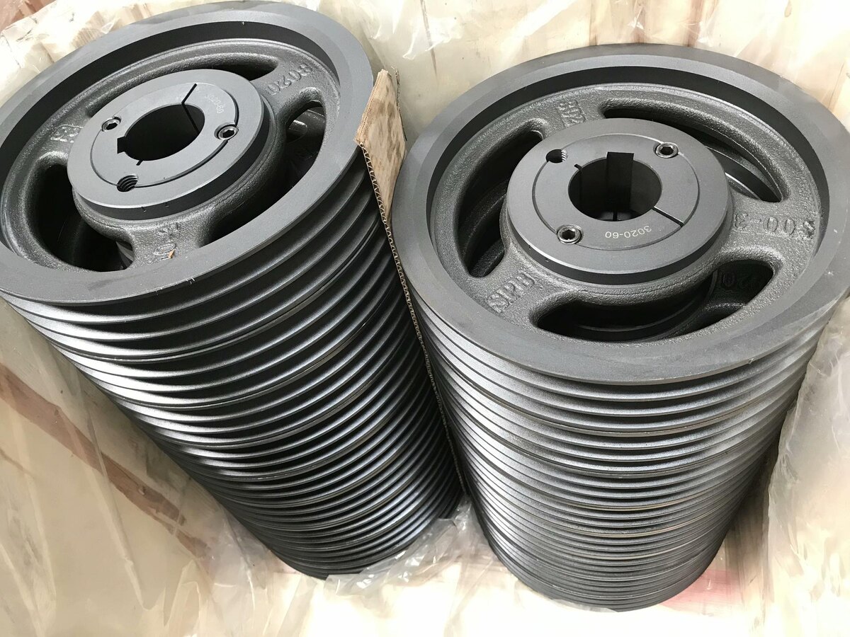 Все шкивы разделяются на 2 группы, под расточку и втулку тапер буш. 
 

Для заказа шкива нужно знать следующее: 
Маркировка ремня, либо размер профиля ремня(ширина и высота).
Диаметр шкива.
Количество ручьев(канавок) под ремень.
Диаметр вала на который будет одет шкив.


Существует несколько основных профилей шкивов, которые используются в промышленном оборудовании:

- SPZ: используются ремни профилей SPZ, XPZ, Z/10, 3V/9N
- SPA: используются ремни профилей SPA, XPA, A/13
- SPB: используются ремни профилей SPB, XPB, B/17, 5V/15N
- SPC: используются ремни профилей SPC, XPC, C/22
Также существуют шкивы для классических клиновых ремней 5, Y/6, 8, 20, 25, D/32, E/40, которые могут быть изготовлены по специальному заказу.


Основными производителями шкивов являются Optibelt, SKF, RCP и другие.

            В каталоге на сайте вы можете подобрать необходимый шкив.                                          