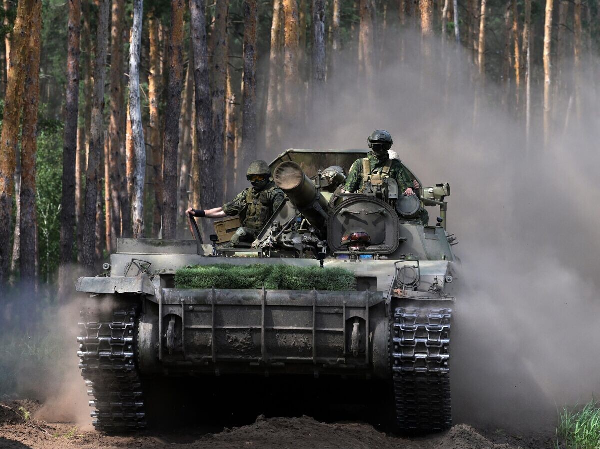    Самоходный миномет 2с4 "Тюльпан" ЦВО ВС РФ выдвигается на позицию в зоне СВО© РИА Новости / Евгений Биятов