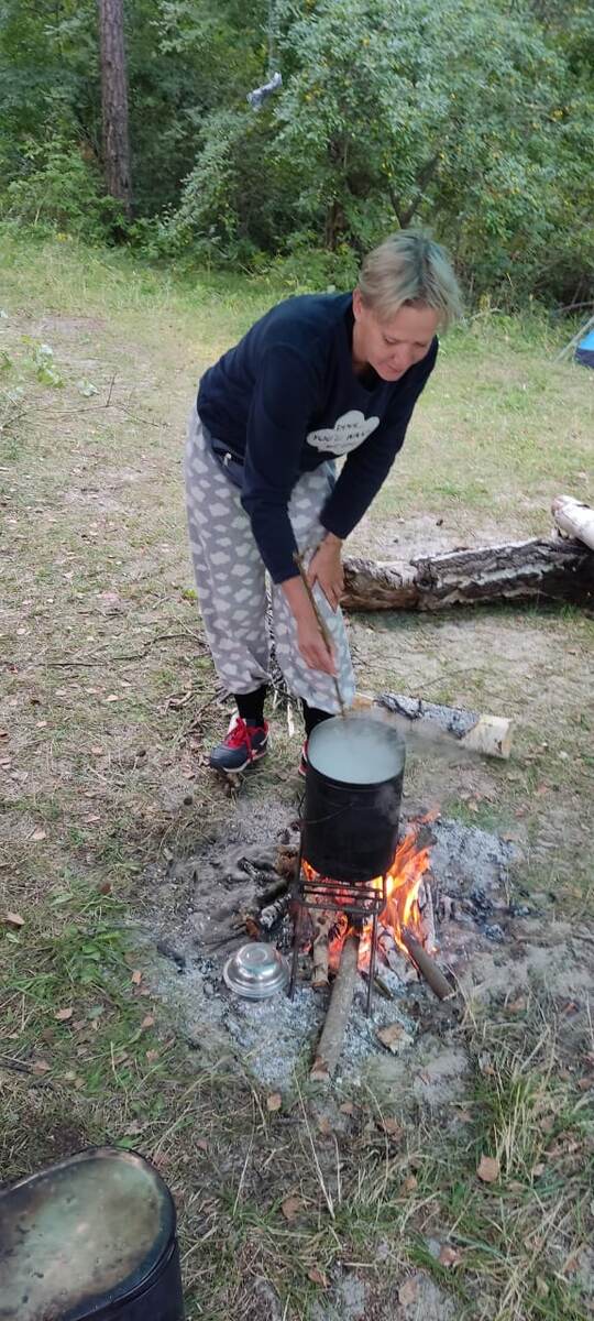 Исторический момент: Аннушка готовит на 18 человек на костре! Для приготовления используется палка-мешалка. Еще у нас были "палка-ковырялка", палка-костер ворошилка", "палка - котел с костра снималка" и много других полезных палок, найденных в лесах Куршской косы). 