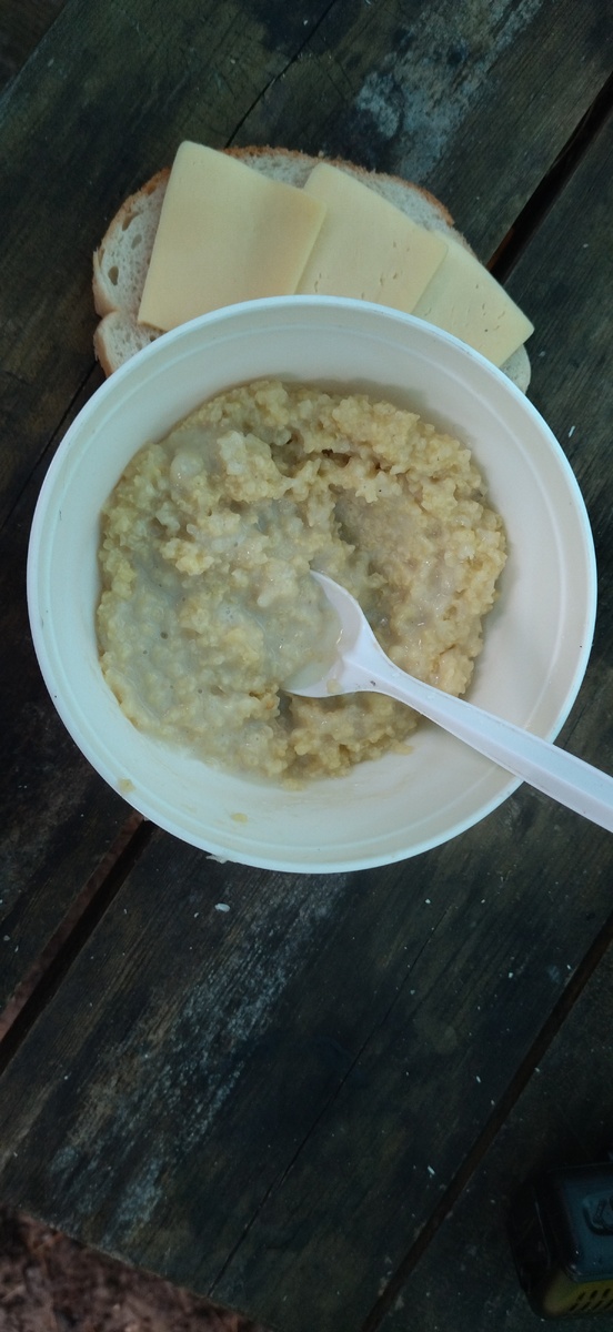 Вот эта каша была суховата. А та, которую варили мы с сестрой, была признана инструктором Сашей "самой вкусной овсяной кашей, которую он пробовал в жизни". Как же это было приятно! До сих пор горжусь.  