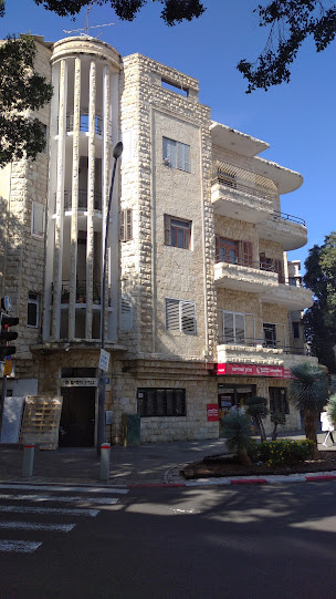 Здание в стиле баухаус. Хайфа