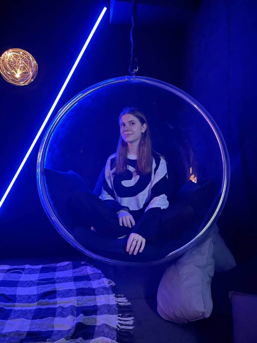 На втором фото - потолок в виде зведного неба