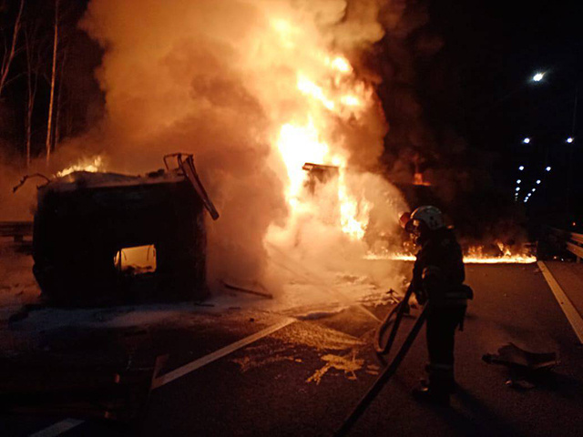 Горит цистерна с битумом, пожарные тушат