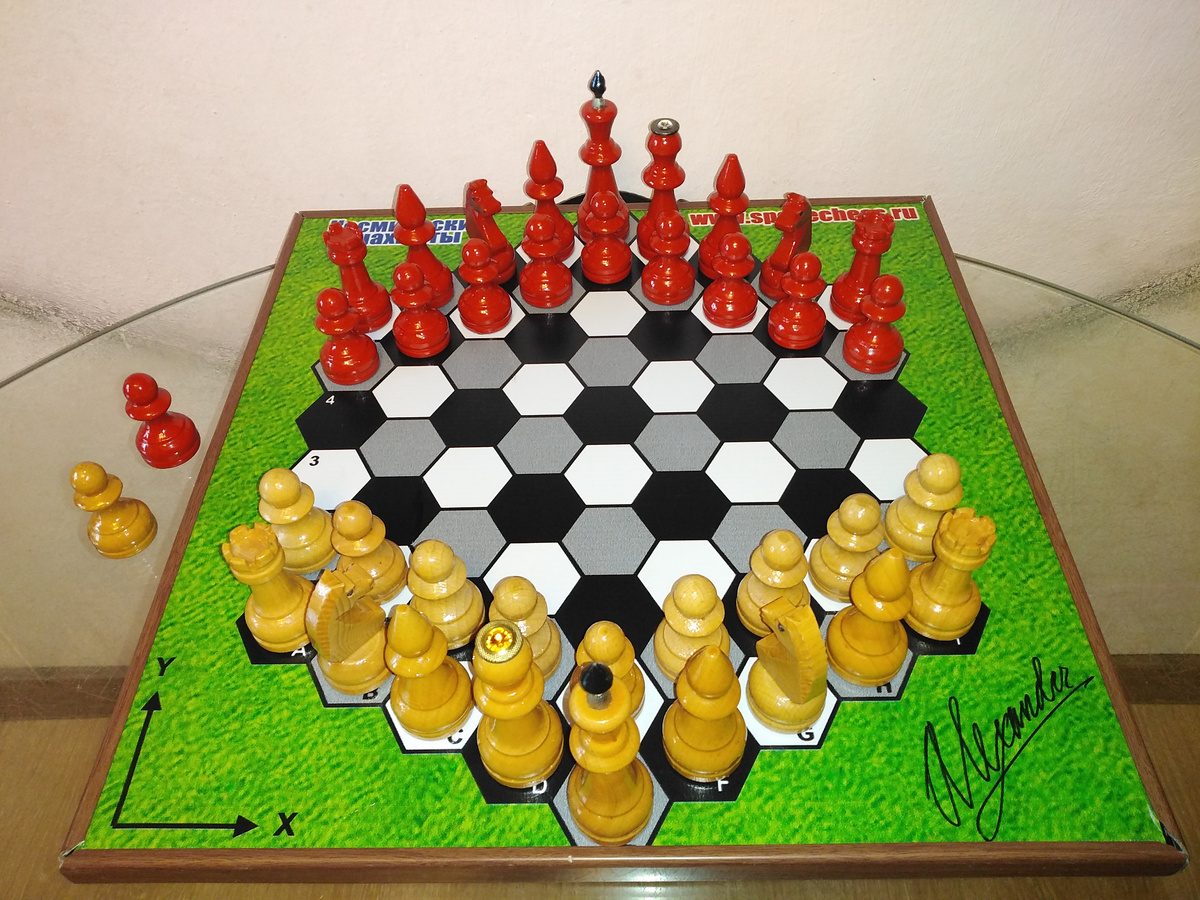 Шахматы Шафрана.   70-клеточная доска, закрытые фланги, плотное построение фигур, похожее на классику построения в индо-европейских шахматах ( в обычных классических), преемственность канонической ударной функции пешки (бьёт традиционно по диагонали).