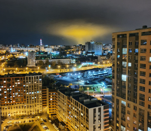 Живет семья коллеги примерно в таком МКД - вокруг жизнь кипит даже ночью