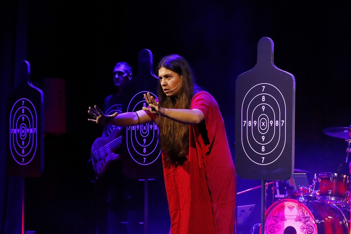    Спектакль рассказывает о жизни мирных жителей Донбасса с 2014 по 2022 год