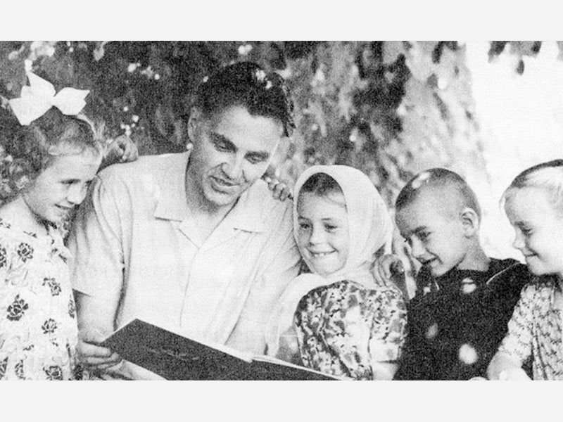 Великий педагог Василий Сухомлинский с учениками