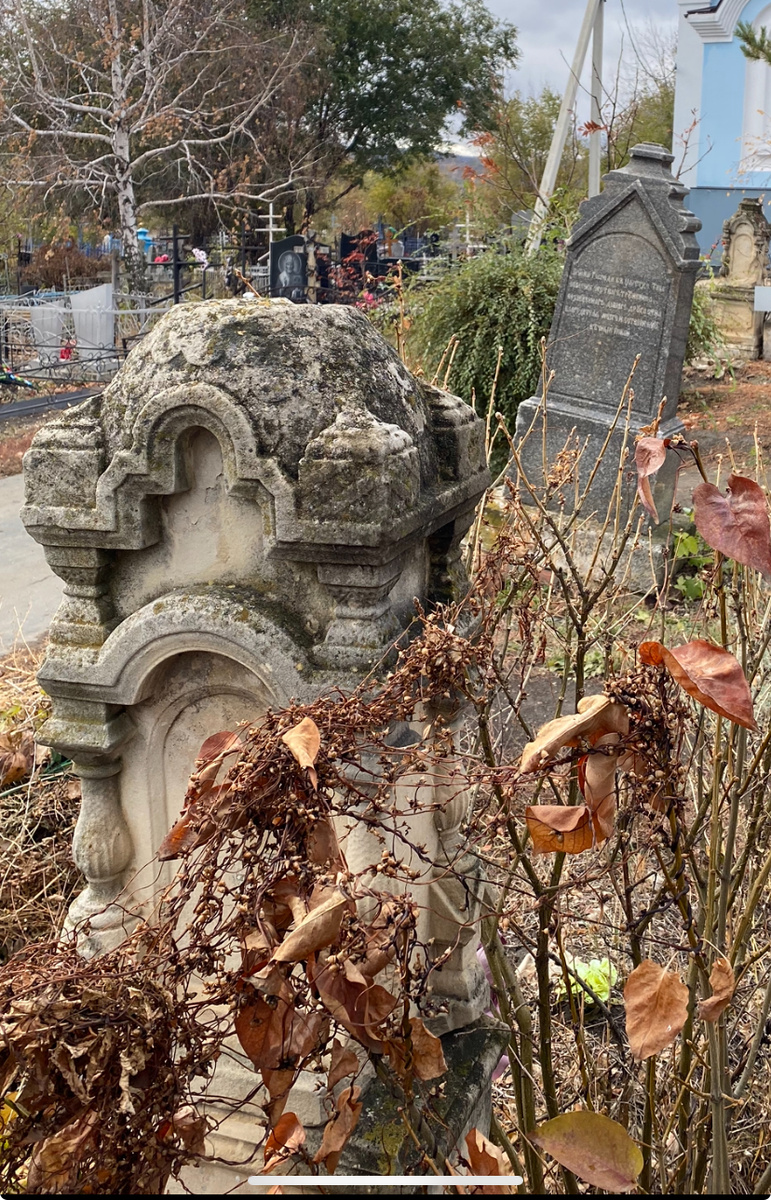 Остатки старинных захоронений на центральной аллее Хвалынского кладбища. 2024 г. Фото автора 