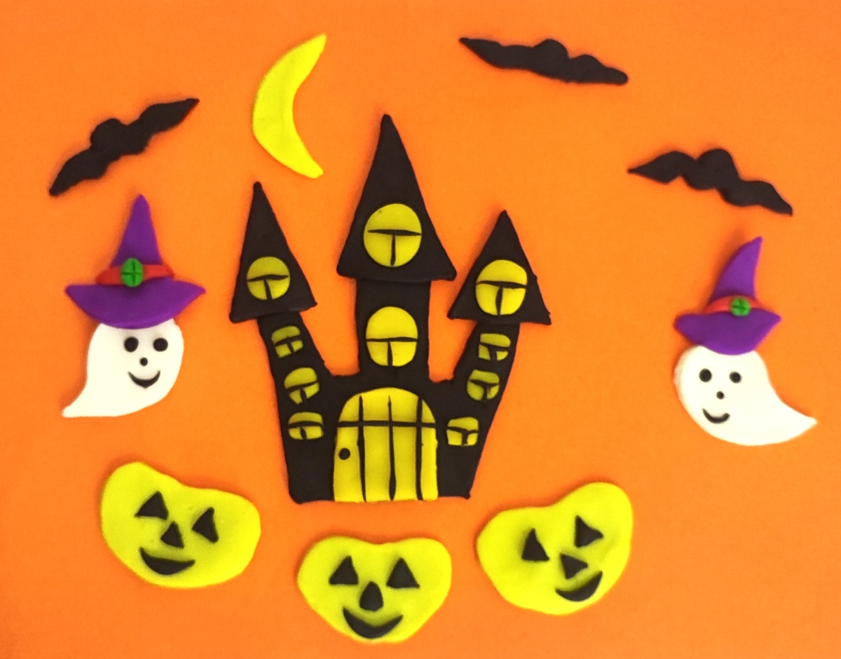 Готовый вариант аппликации из пластилина на цветном картоне к празднику Хеллоуин на канале Лепим с Таней.