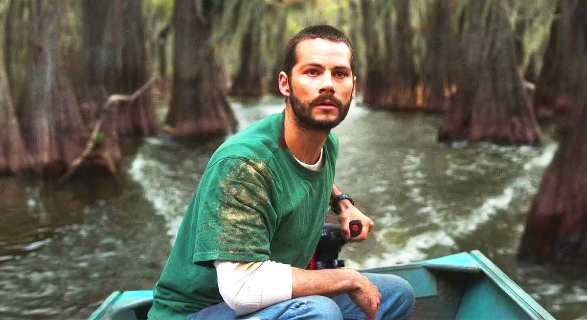 Глаза вас не подводят: это и впрямь звезда "Бегущего в лабиринте" (Дилан О’Брайен), плывущая в лабиринте. 