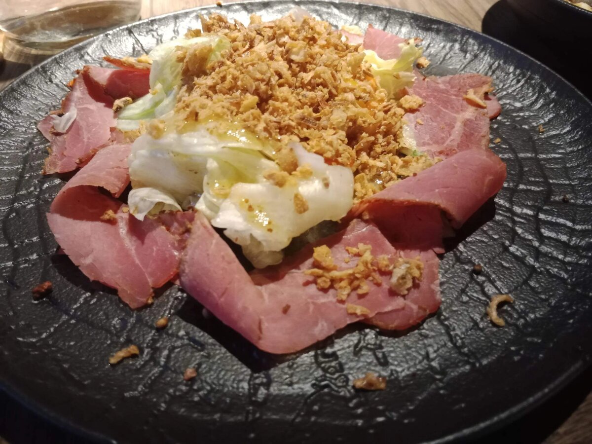 Салат с мяском, название улетело. Вернется, расскажу!