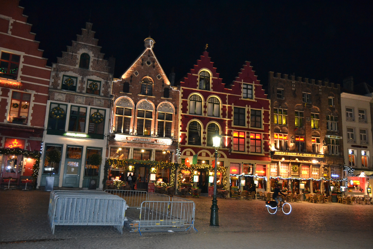 Я очень хотел привезти жене подарок из Европы и в одном из городов - а это был Брюгге, зашёл прямо с улицы в магазин женского белья. 