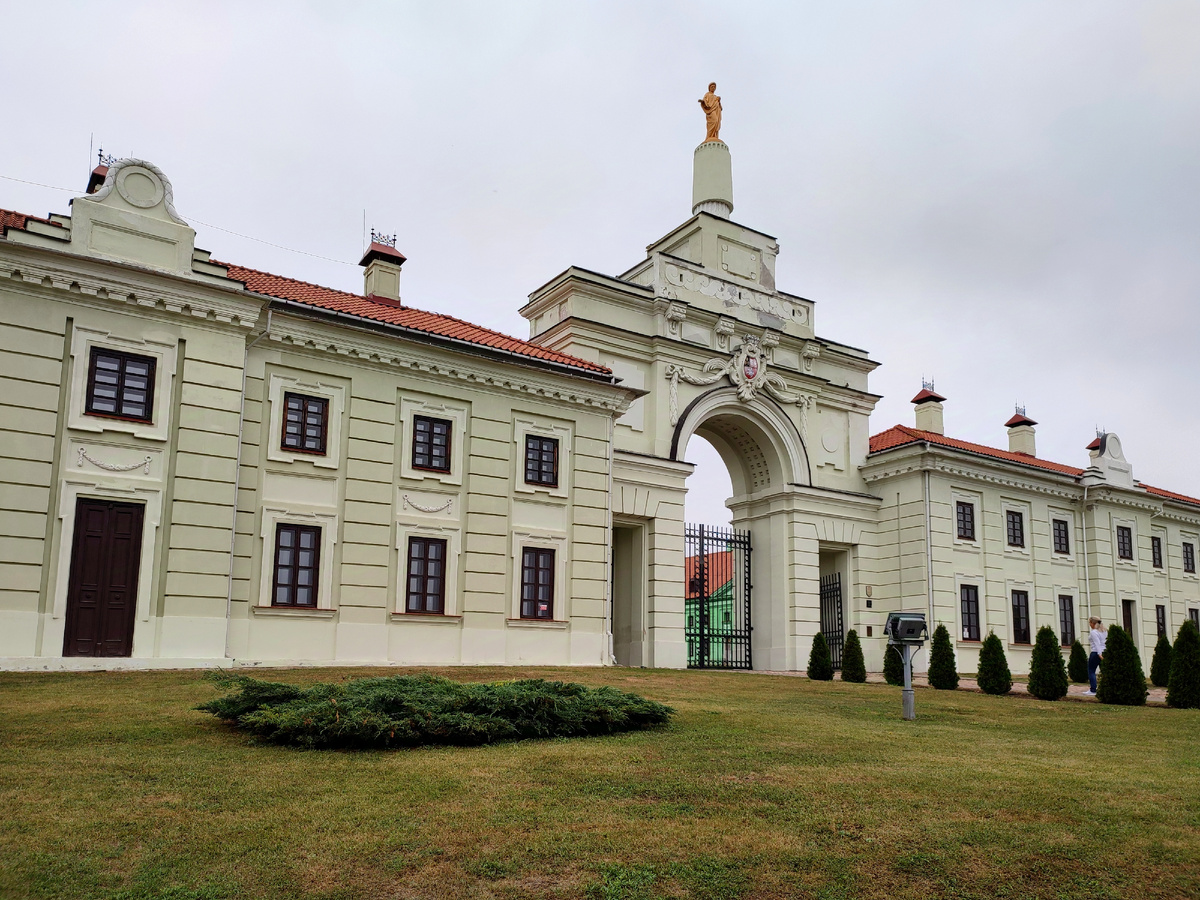 Остановились прямо у входа во дворец