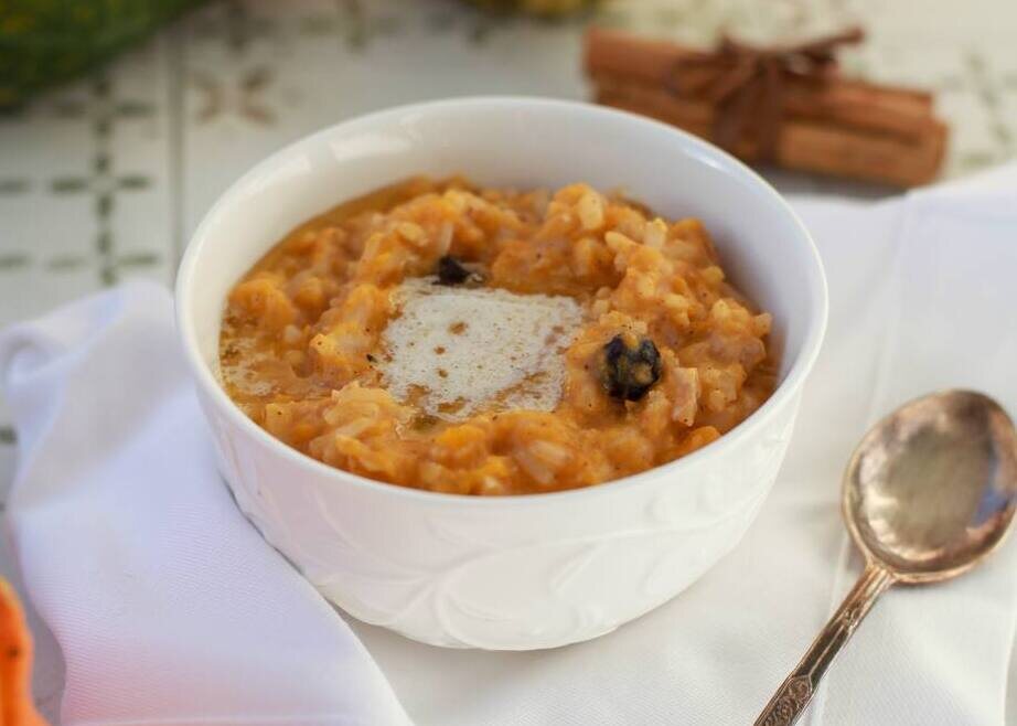 Уютная десертная каша с тыквой, корицей, грецким орехом и кокосовым молоком от Даши Третьяковой. https://t.me/wellness_hedonism