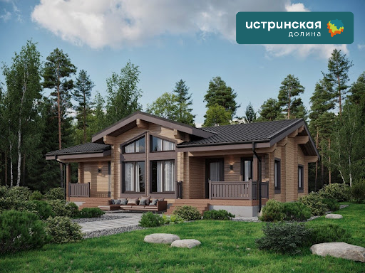 Одноэтажный деревянный дом гармонично вписывается в лесной пейзаж