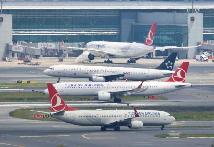 Самолеты авиакомпании Turkish Airlines на рулежных дорожках