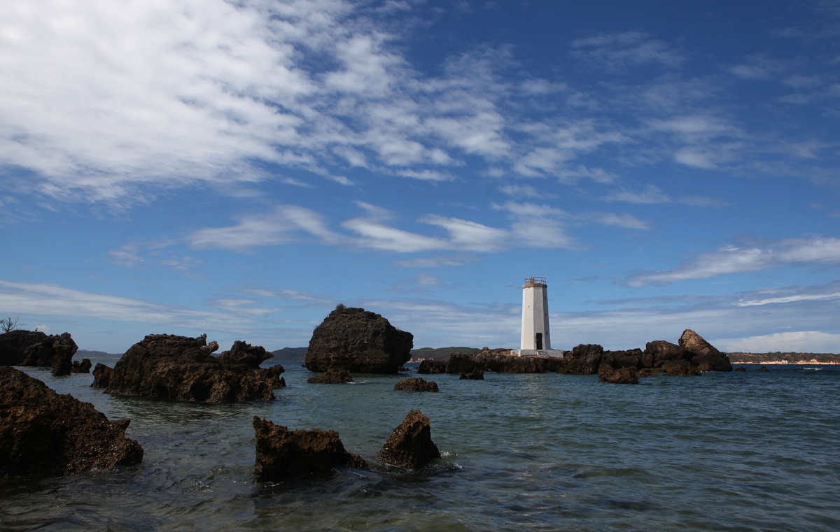 Заброшенный неработающий маяк на острове Мадагаскар