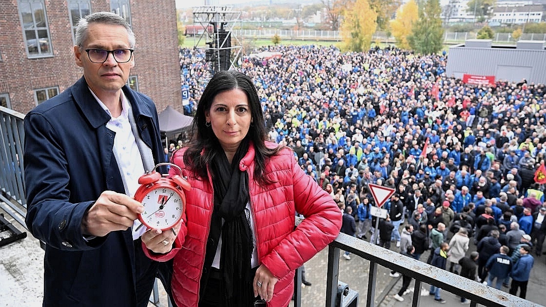 25 тысяч сотрудников в понедельник во время часовой паузы собрались перед штаб-квартирой крупнейшего европейского производителя автомобилей, чтобы выразить недовольство планом, предусматривающим увольнение. Это лишь первый намёк на то, что последует после первого декабря, когда истечёт срок действия соглашения. Шанс на это невелик.