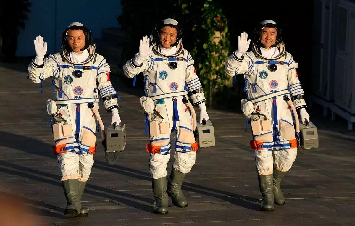 В китайский отряд космонавтов включили десять человек для подготовки к полету на Луну. Фото: wfit.org