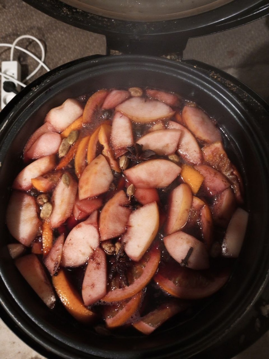 Глинтвейн в мультиварке. Выглядит, может и не слишком эстетично, еще и с освещением на улице беда, но вкусно........