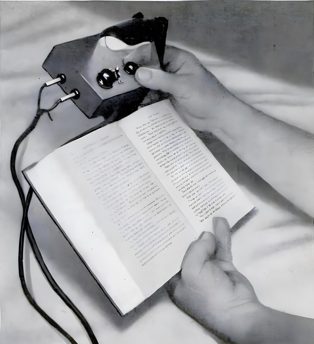Радиоприёмник-светильник для книг. Фото из журнала Popular Science за ноябрь 1939 года.