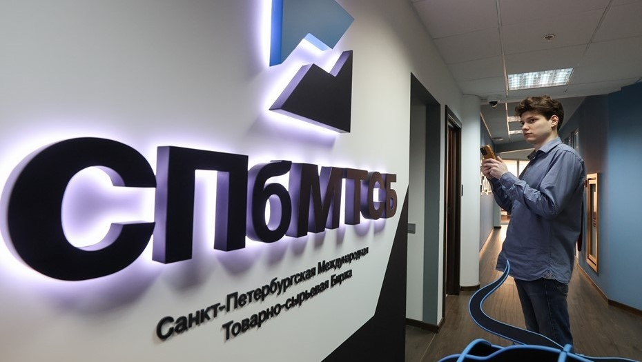    Сотрудник в здании Санкт-Петербургской международной товарно-сырьевой биржи. Автор фото: Алексей Белкин / NEWS.ru / TACC