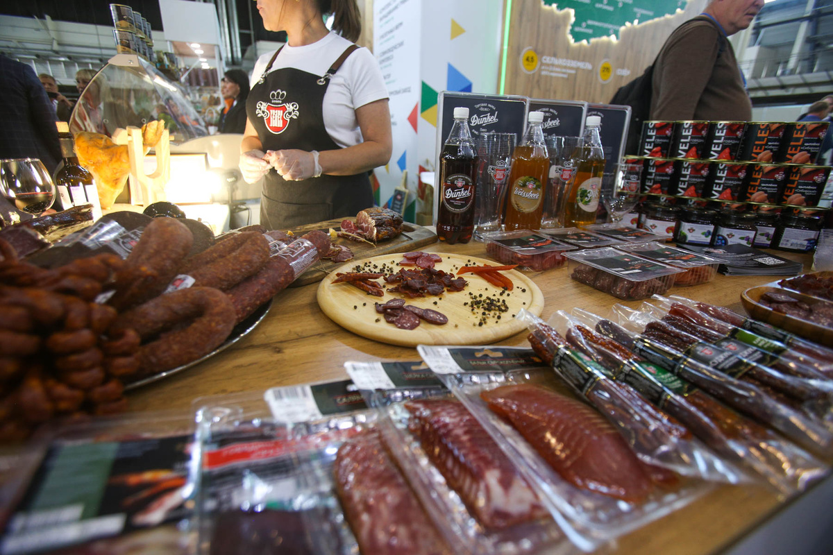 Рост цен на копченую колбасу опережает инфляцию.  Фото: ФедералПресс / Ольга Юшкова