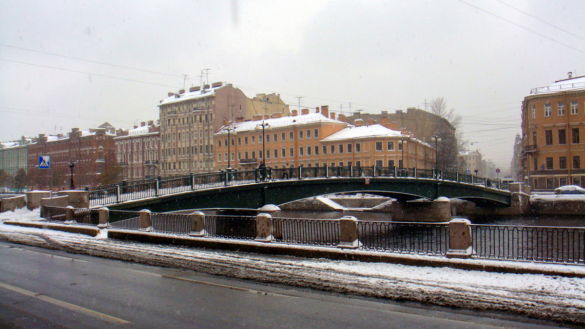 31 октября 2012 года. Английский пешеходный мост на набережной реки Фонтанки. На нём часто встречались Мама и Папа до свадьбы...