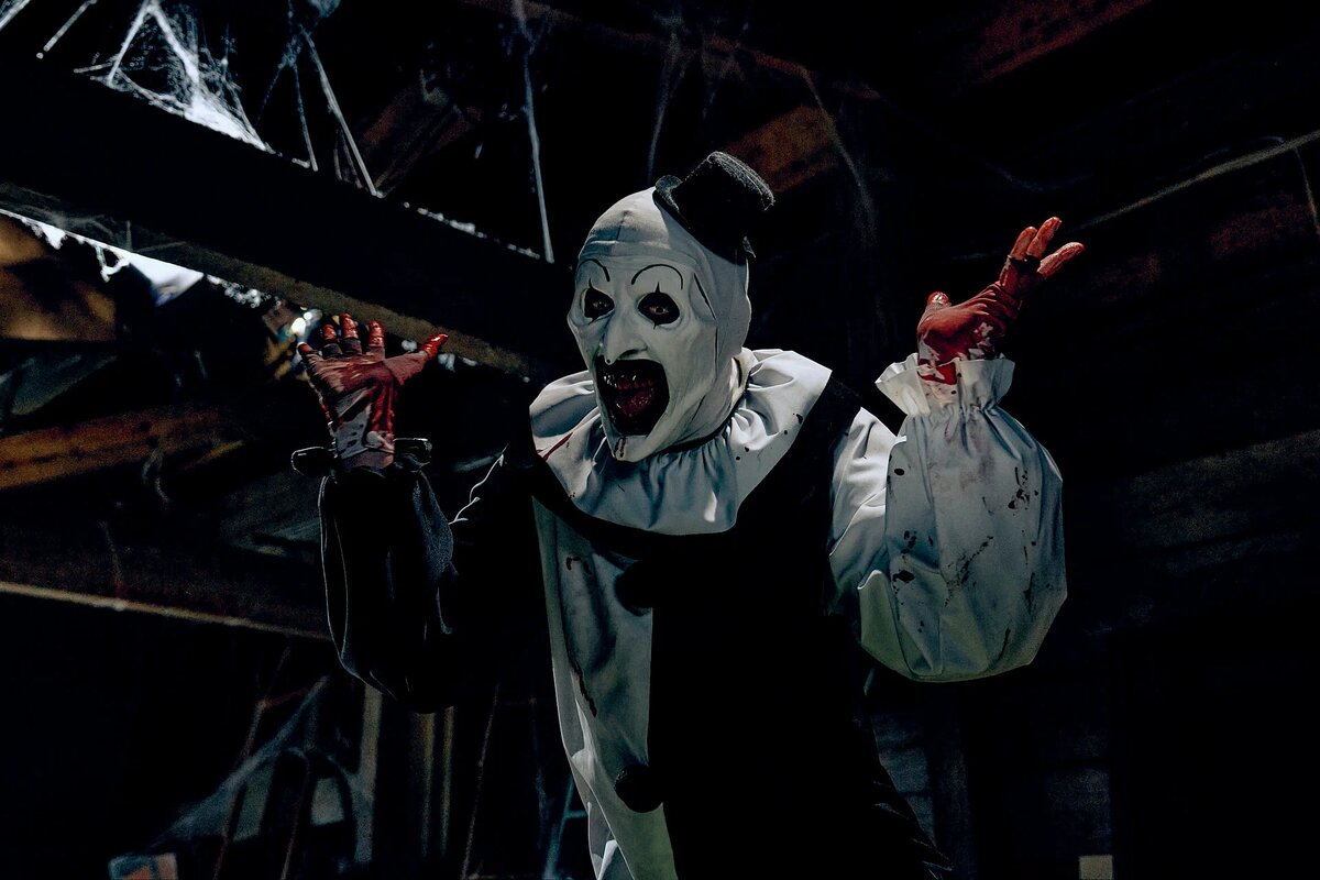 Клоун Арт (англ. Art the Clown) — главный антагонист серии фильмов «Ужасающий» и связанных с ней кинопроизведений, созданный Дэмиеном Леоне. Впервые он появился в короткометражных фильмах «Девятый круг» (2008) и «Несущий ужас» (2011); в 2013 году они вошли в фильм-антологию «Канун Дня Всех Святых», который стал для персонажа дебютом в полнометражном кино. В этих картинах Арта изображал Майк Джаннелли. Впоследствии он ушёл из актёрской профессии, и в полнометражных фильмах «Ужасающий» (2016), «Ужасающий 2» (2022) и «Ужасающий 3» (2024) роль злодея взял на себя Дэвид Ховард Торнтон.