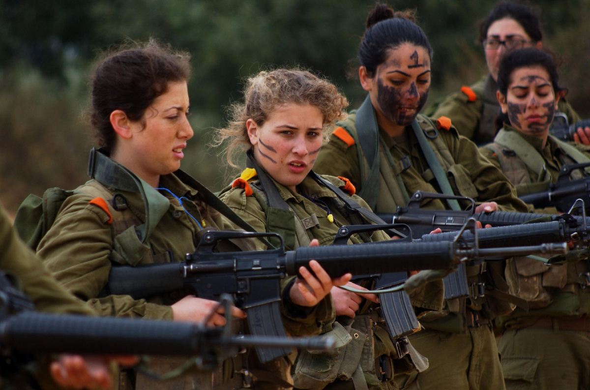 Изображение взято с сайта https://upload.wikimedia.org/wikipedia/commons/1/19/Flickr_-_Israel_Defense_Forces_-_Female_Soldiers_Practice_Shooting.jpg