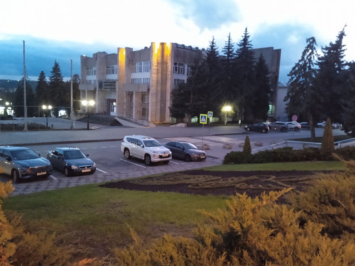 Вечер наступает, просыпается (мафия) наружное уличное освещение.