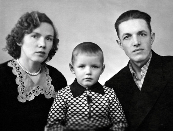  Александр Галибин в детстве с родителями. / Фото: www.kino-teatr.ru