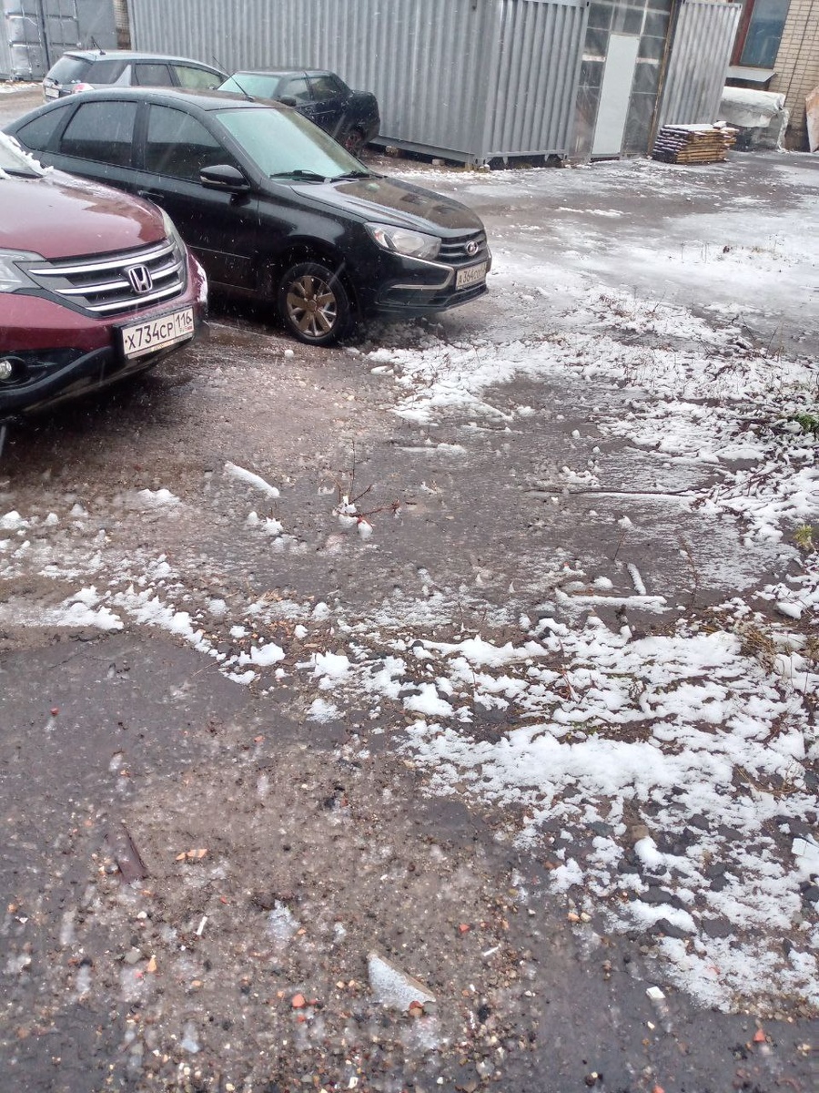 Вид автостоянки рядом с работой