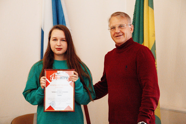 Ученица Троельжанской школы Софья Григорьева