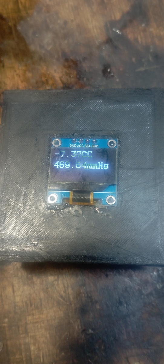 Побрызгал пропаном на датчик, чтобы он показал отрицательную температуру. Конечно же, от этого упало и давление. 