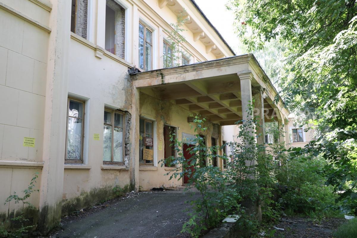    Здание 6-го роддома долго стояло заброшенным