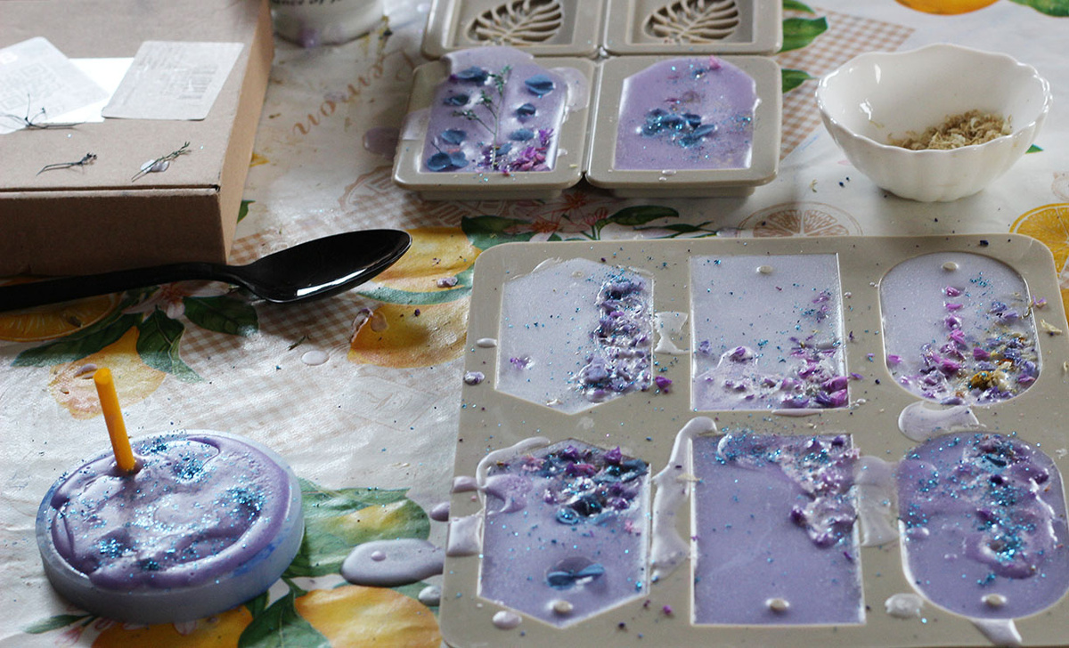 Пчелиный воск более тяжелый и не выходит так устрашающе из границ формочек