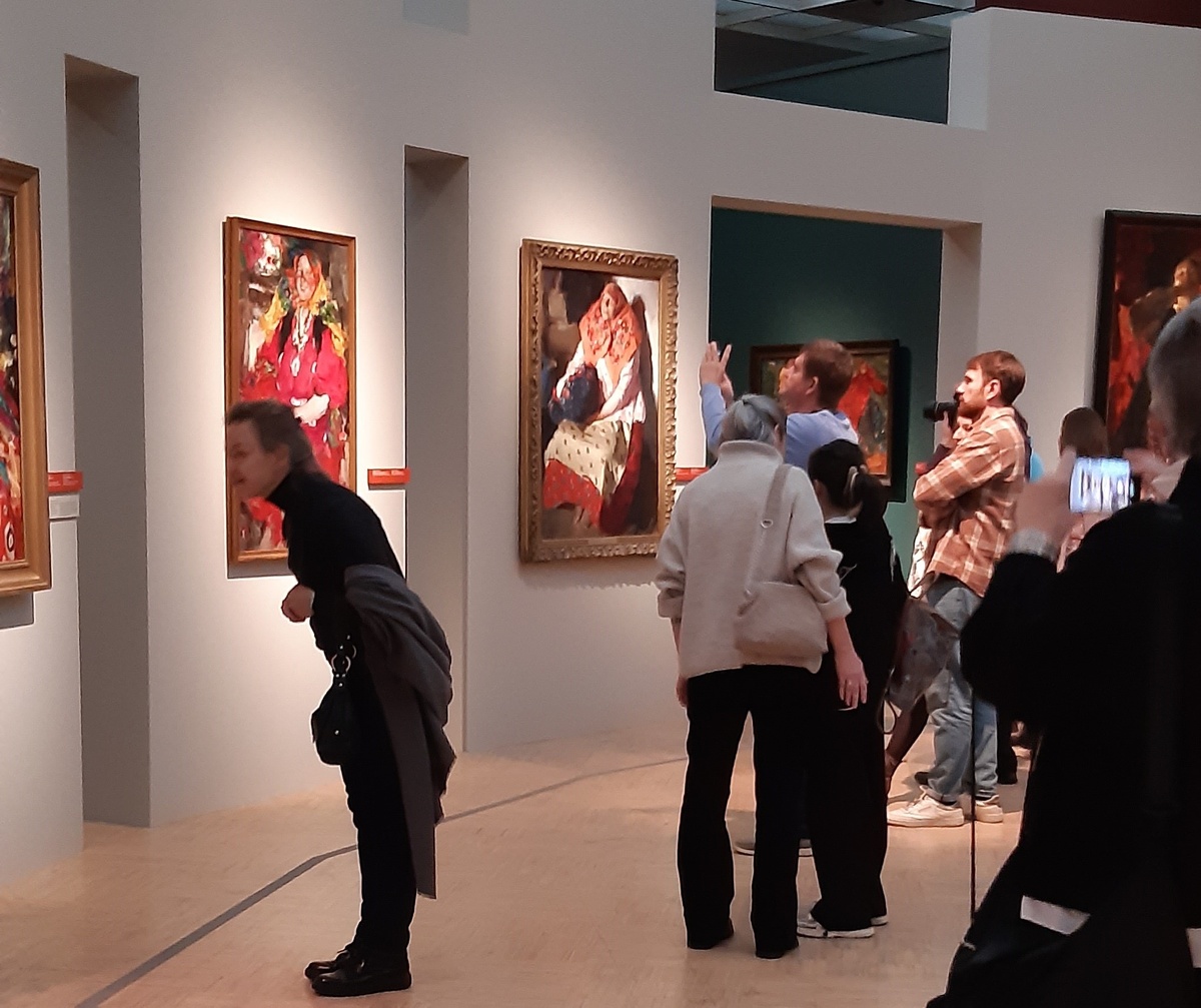 Хоровод в круглом зале. 