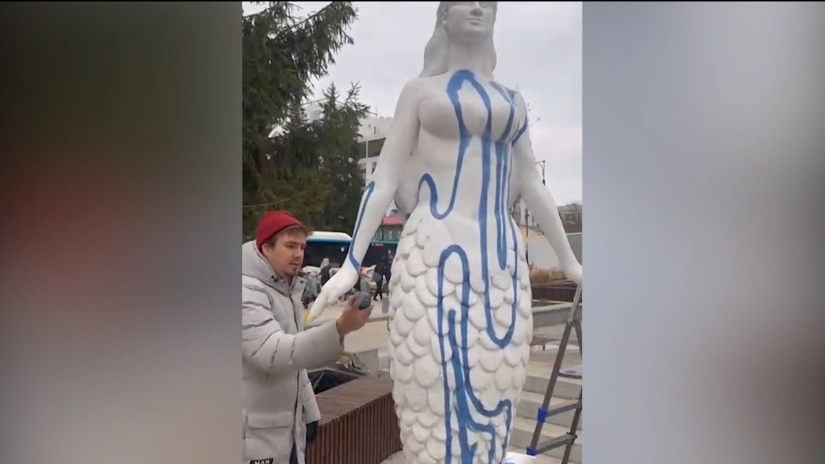    В Уфе художники разрисовали скульптуры, установленные возле кинотеатра "Родина"