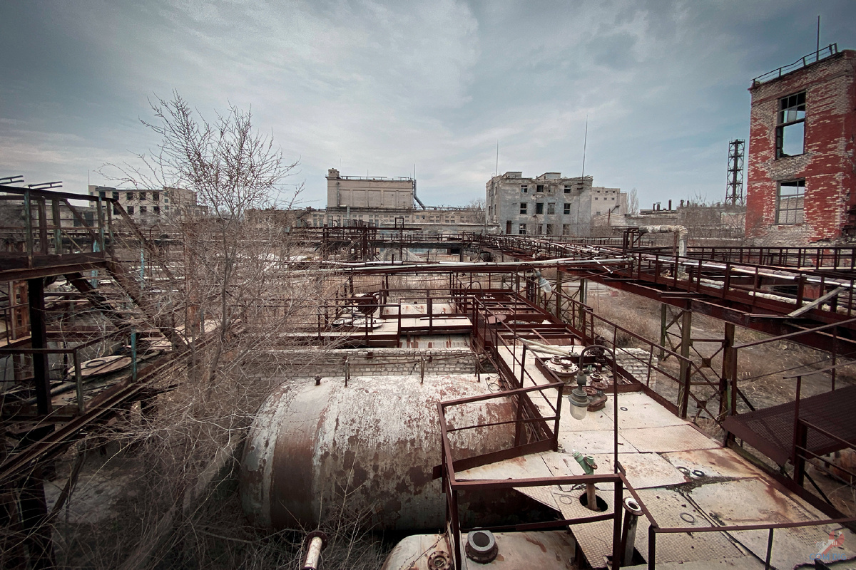 Территория завода. 