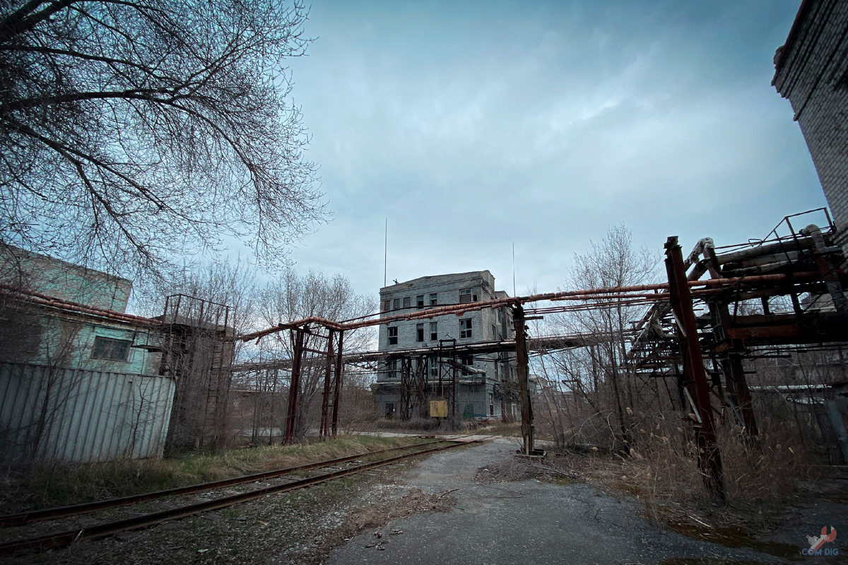 Территория завода. 