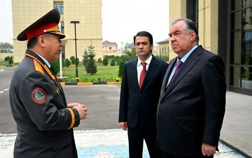 Эмомали Рахмон и его сын Рустам Эмомали на открытии госучреждения по подготовке высококвалифицированных военных кадров в Душанбе. Фото пресс-службы президента Таджикистана