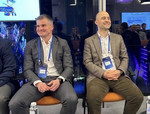 За­седа­ние Сто­лыпин­ско­го клу­ба на те­му "Ки­бер­Щит". На фо­то: сле­ва - ис­пол­ни­тель­ный ви­це-пре­зидент по кор­по­ратив­но­му биз­не­су "Вым­пел­Ком" Мак­сим Зай­ков, спра­ва - ди­рек­тор де­пар­та­мен­та го­сударс­твен­но­го ре­гули­рова­ния рын­ка те­леком­му­ника­ций Мин­циф­ры Дмит­рий Тур